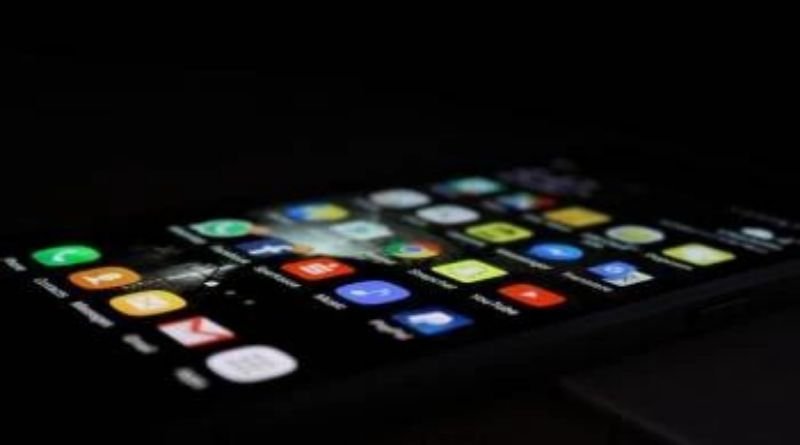Dark Mode Nyaman di Mata, tapi Apa Aman untuk Penglihatan?