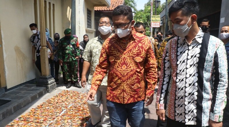 Gibran Blusukan ke Kampung Wisata Batik di Hari Batik Nasional