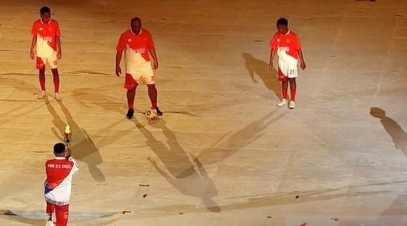 Presiden Jokowi Bermain Bola dengan Anak Papua saat Pembukaan PON XX