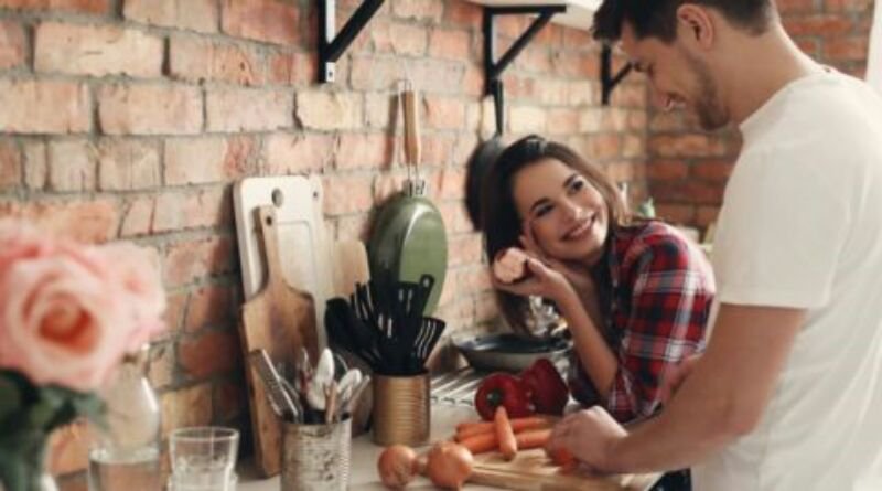TIPS: Tetap Romantis dengan Pasangan Meski Sudah Lama Menikah