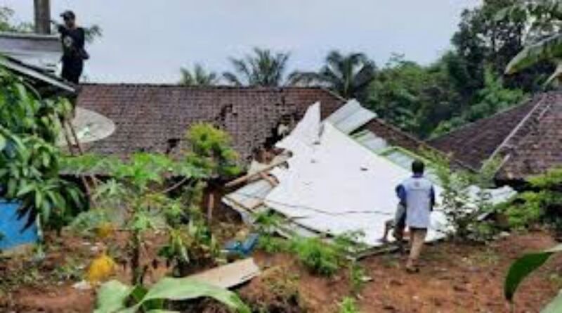 Amuk Hujan Angin di Sukabumi, Rusak Rumah dan Fasilitas SD