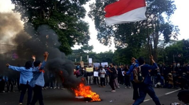 Kenakan APD Aparat Siaga Amankan Unjuk Rasa BEM SI