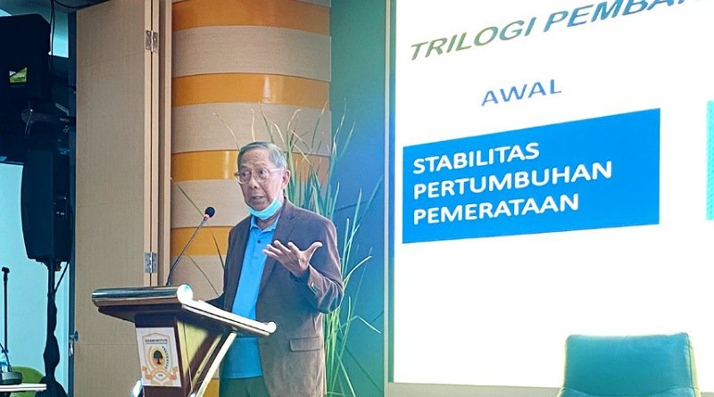 Beri “Kuliah Umum” di Golkar Institute, Ginandjar Kartasasmita: Masyarakat Kelas Menengah Berperan Penting dalam Pembangunan