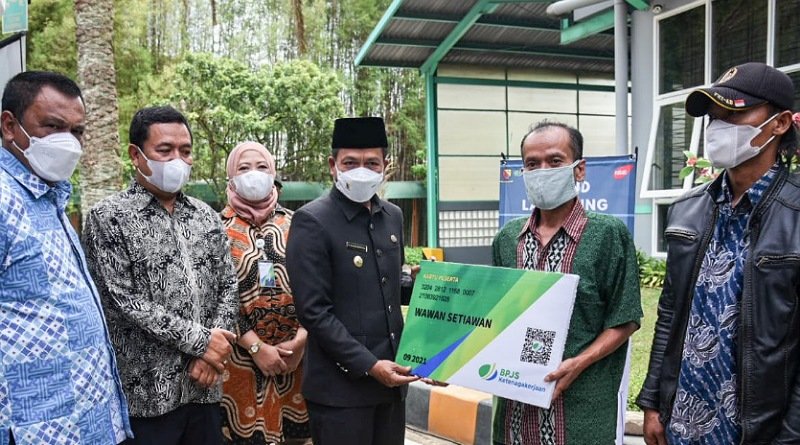 Lindungi Pekerja Rentan, Bupati Launching Kartu BPJS Ketenagakerjaan