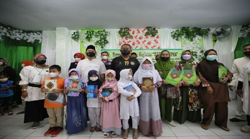 Dorong Bandung Agamis, Wakil Wali Kota dan Rappi Tampan Bagikan Al Quran