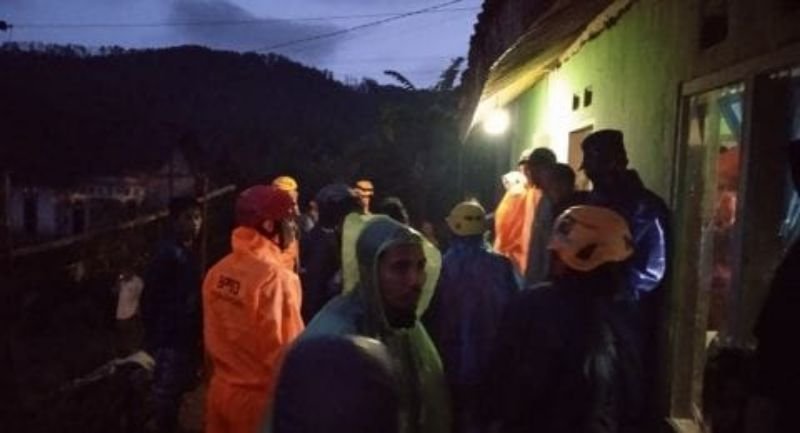 Satu Rumah Ambruk Tertimpa Longsor di Kota Bogor
