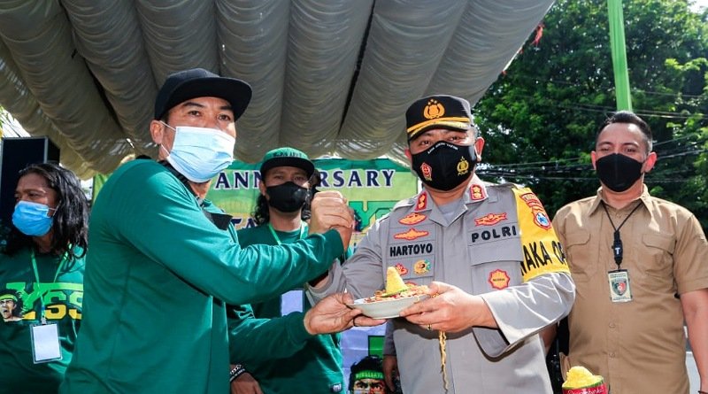 HUT ke 27 YSS, Bonek Berikan Cinderamata kepada Kapolrestabes Surabaya