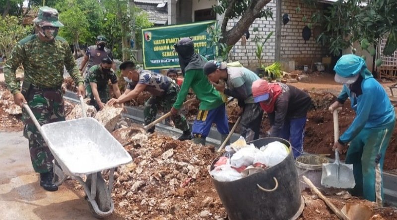 Antisipasi Banjir, Aparat Koramil Solokuro Bersama Warga Bangun Irigasi