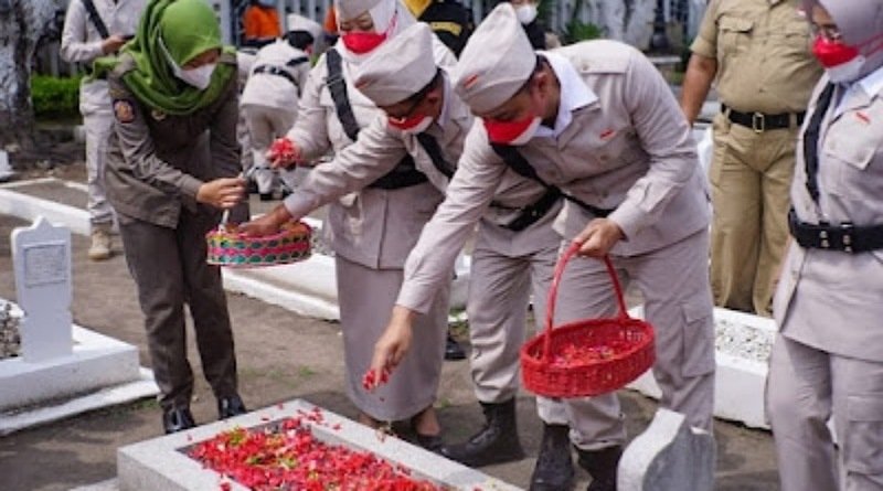 Walikota Eri Cahyadi Tabur Bunga di Makam Kyai Hadji Mustofa Ulama Asal Garut