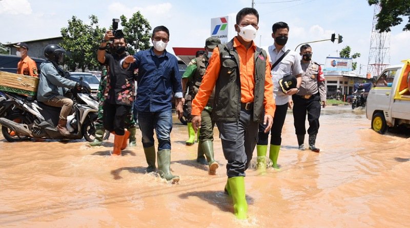 Tangani Banjir Rancaekek, Bupati Terjunkan Alat Berat