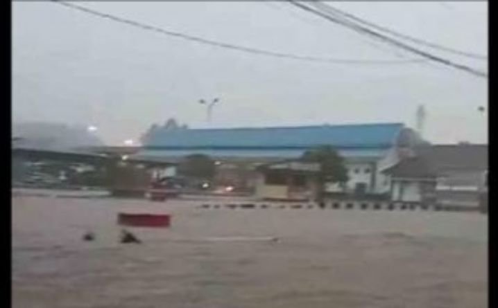 Banjir  di Terminal Kota Sukabumi Seperti Luapan Air Laut