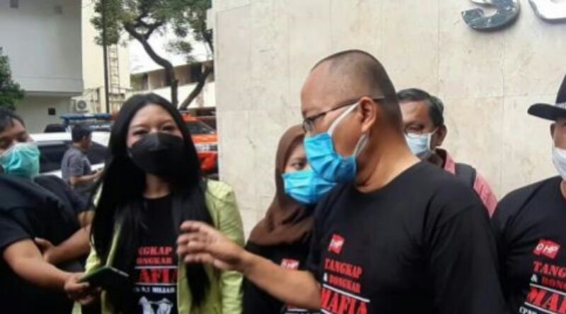 Pakai Kaos Seragam, Para Korban Ingin Putri Nia Daniaty Segera Dipenjara