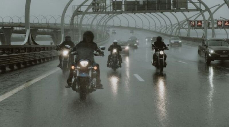 TIPS: Aman Berkendara Motor Saat Musim Hujan