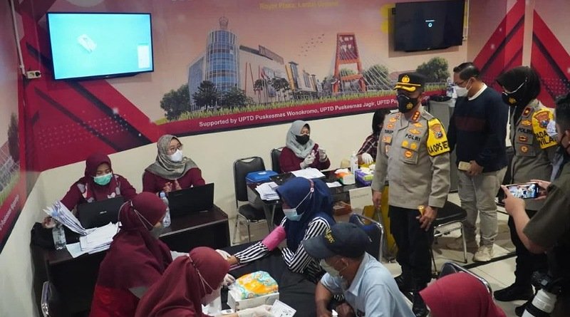 Kapolrestabes Surabaya Tinjau Langsung Gerai Vaksin di Royal Plaza