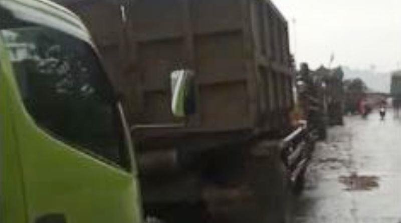 Gara-gara BBM untuk Loader Habis, Puluhan Truk Sampah Tertahan di TPA Sarimukti