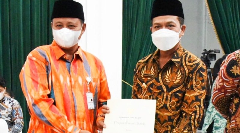 Peringati HDI, Bupati Bandung Terima Penghargaan dari Gubernur Jabar
