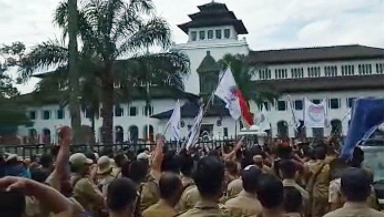 Sampaikan Tiga Tuntutan, Ratusan Perangkat Desa Unjuk Rasa di Depan Kantor Gubernur Jabar