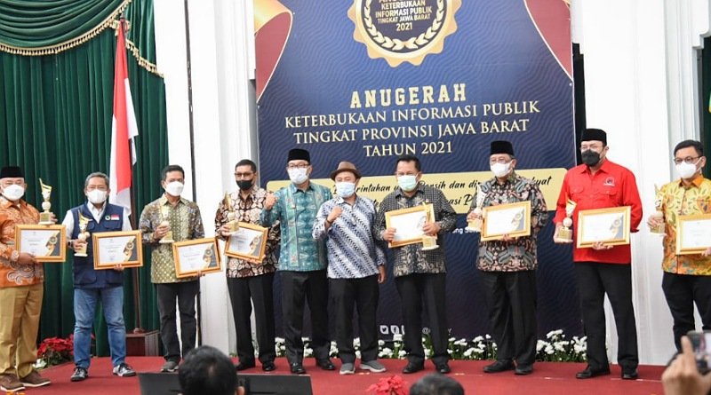 Bupati Bandung Raih Anugerah Keterbukaan Informasi Publik Dari Gubernur Jabar Ridwan Kamil
