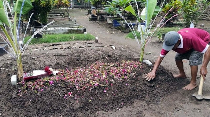 Banyak Pelayat Datang, Makam NW Sempat Ambles