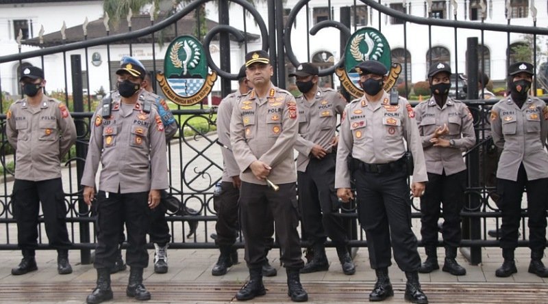 Kapolrestabes Bandung Pimpin Langsung Pengamanan Aksi Buruh di Gedung Sate