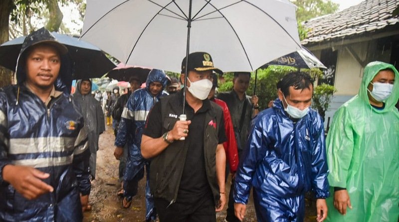 Hujan-hujan Kang DS Tinjau Langsung Banjir Cileunyi Wetan