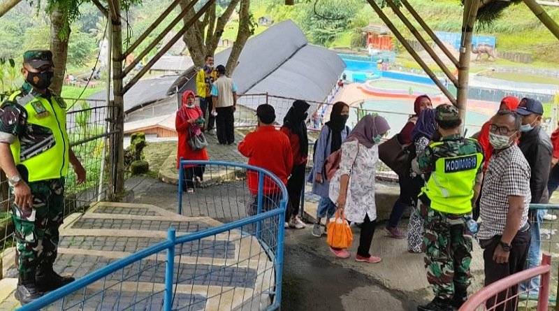 PAM PPKM, Danramil Wanayasa Terjunkan 2 Personil Himbau Prokes di Obyek Wisata