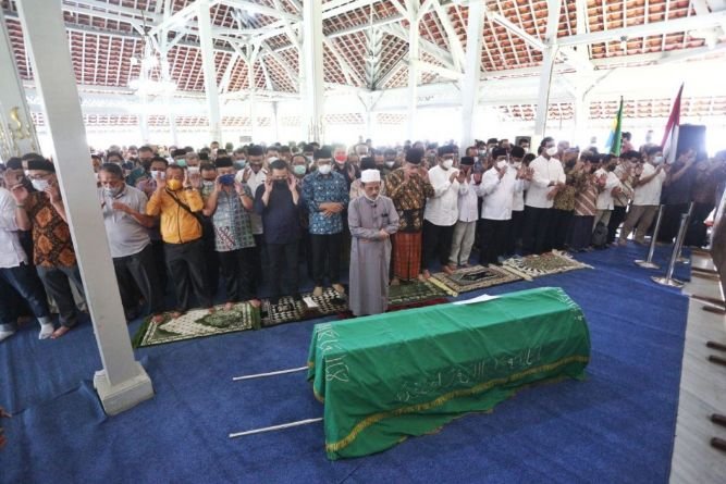 Mang Oded Dimakamkan di Kota Kelahiran, Tasikmalaya