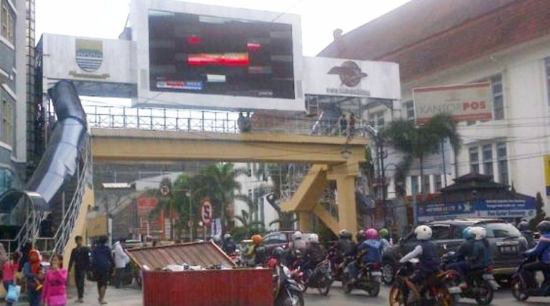 Bau Pesing dan Pernah Digunakan Bunuh Diri, JPO Depan Kantor Pos Dibongkar