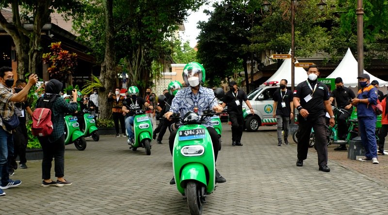 Di Peluncuran "Kota Masa Depan" Gibran Naik Motor Listrik ke Pasar Gede