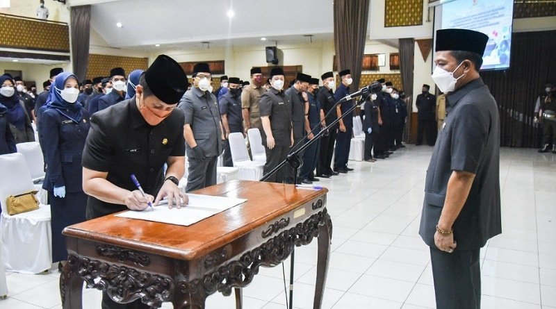 Bupati Bandung Lantik 379 PNS