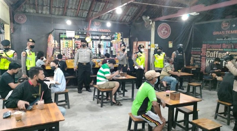 Antisipasi Varian Omicron Ditsamapta Polda Jatim Giat Patroli di Kafe