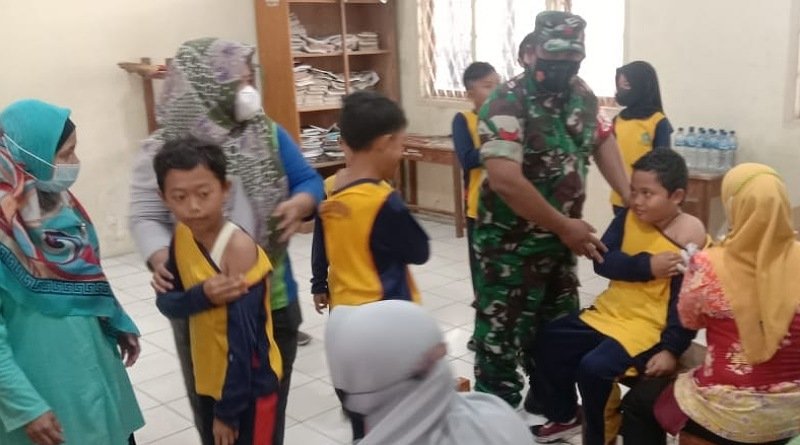 Ratusan Siswa MIN 5 Indramayu Ikuti Vaksinasi Dosis Pertama