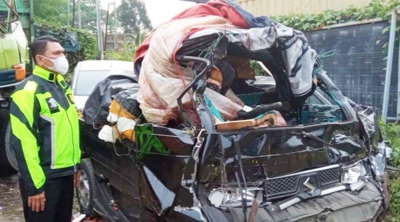 Hantam Belakang Truk Tronton Sopir Mobil Pickup Tewas di Lokasi Kejadian