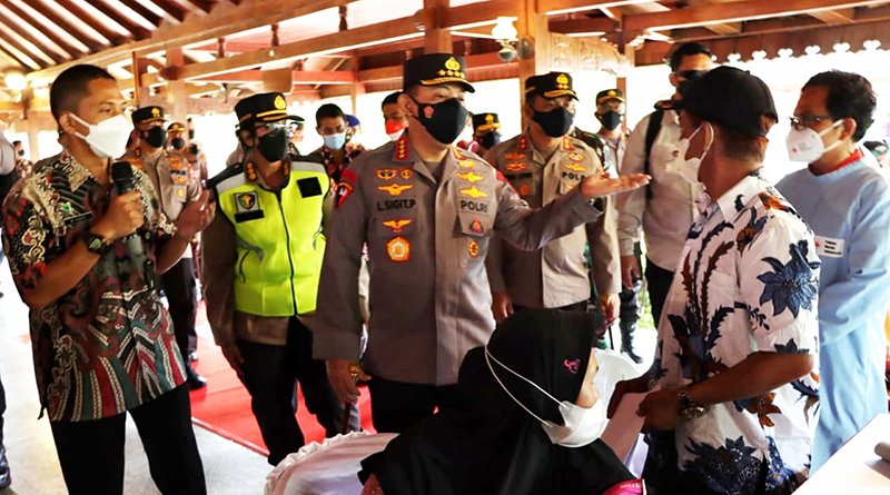 Gelar Vaksinasi di Candi Borobudur, Kapolri: Percepatan di Tempat Wisata yang Interaksi Tinggi