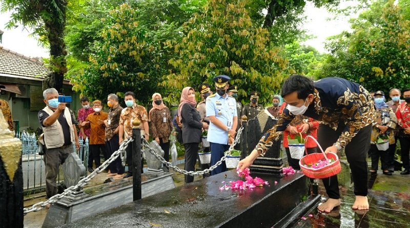 Pertama Kali, Gibran Ziarah ke Makam Tokoh Pendiri Kota Solo
