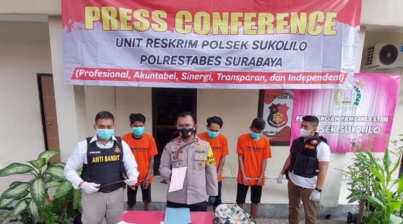 Demi Konten,Tiga Pemuda Acungkan Celurit di Jalanan