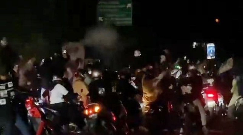 Bobotoh Persib Bandung Tadi Malam Rayakan Kemenangan di Depan Gedung DPRD Jabar
