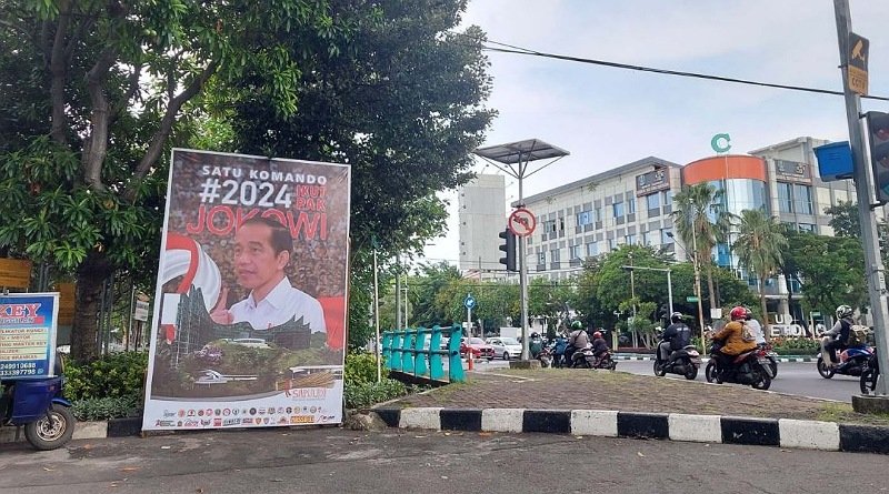 Baliho '2024 Ikut Pak Jokowi' Terpasang di Surabaya, Siapa yang Masang?