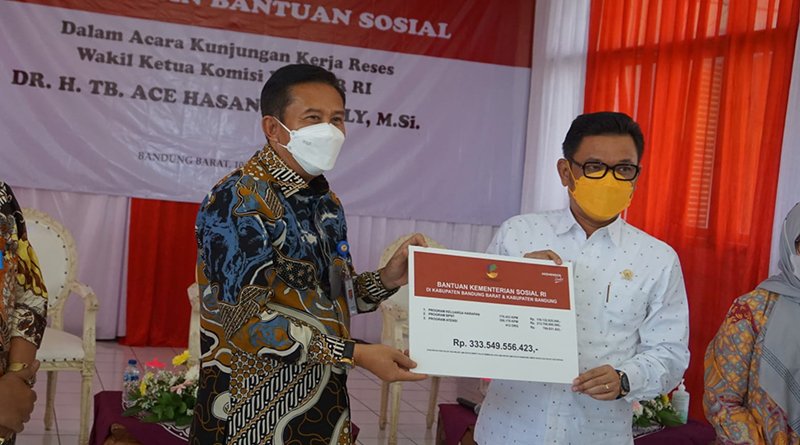 Ace Hasan Salurkan Bantuan Sosial Senilai Rp. 333,5 Miliar Bagi Warga Kabupaten Bandung dan Bandung Barat