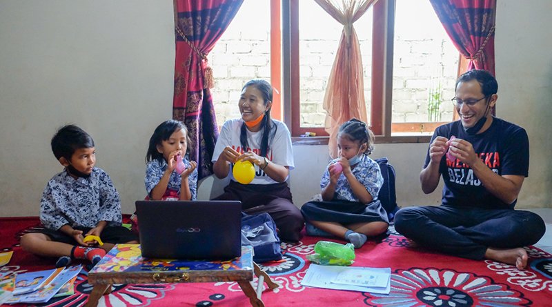 Menemani Guru Mengajar, Mendikbudristek Ikut Belajar dan Bermain Bersama Murid