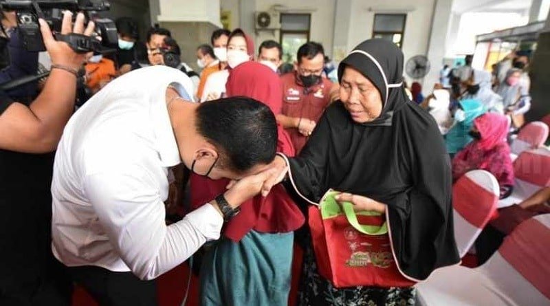 Walikota Eri Cahyadi Lihat Langsung Penyaluran BLT di Kantor Kecamatan Rungkut