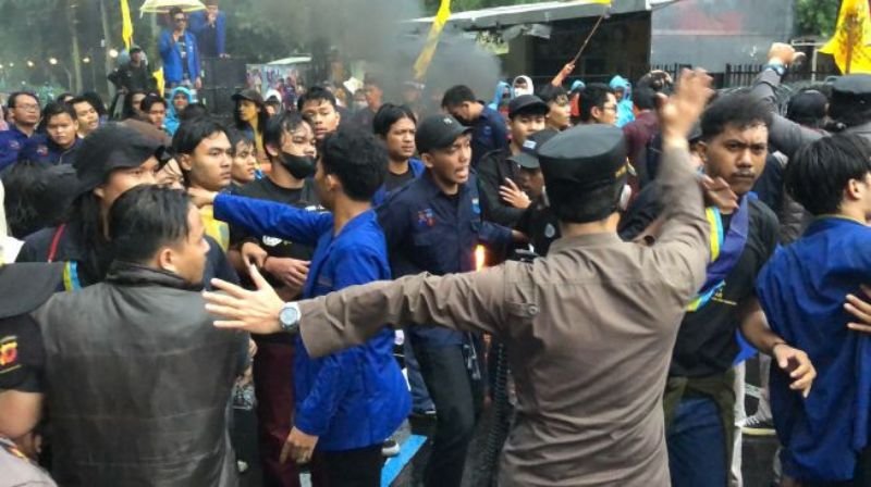 Tak Cuma Ade Armando, Satu Perwira Polisi juga Dianiaya Perusuh