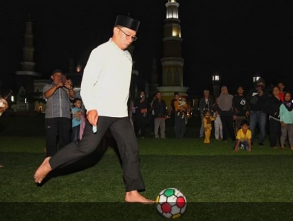 Nikmati Malam Minggu di Majalengka, Ridwan Kamil Bermain Bola dengan Anak-anak