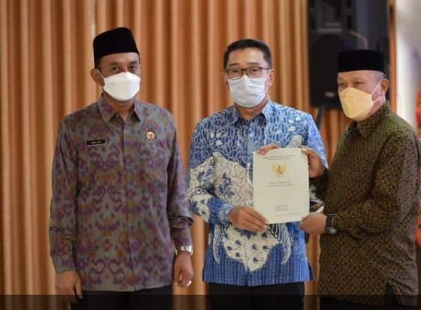 Gubernur Ridwan Kamil Serahkan 502 Sertifikat Tanah Wakaf untuk Masyarakat
