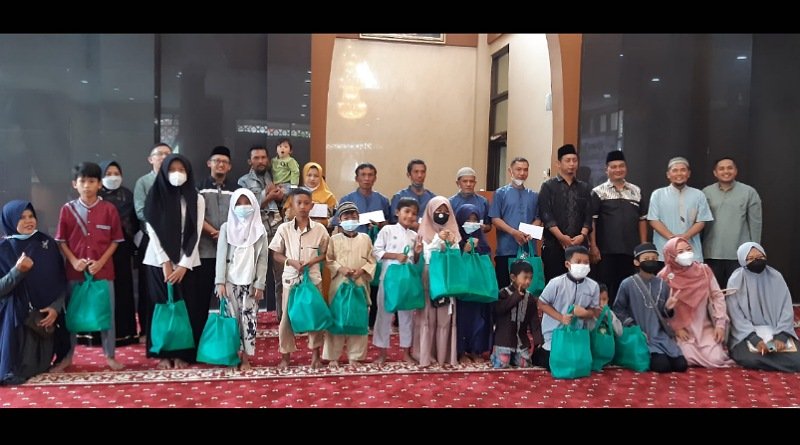 300 Anak Yatim dan Dhuafa Mendapat Santunan dari DKM Al Fath Komplek D'Amarta
