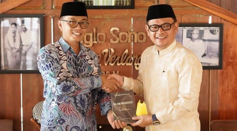 Kunjungi Ponpes Darusalam Ciamis, Ketua Golkar Jabar Mendapat Hadiah Buku