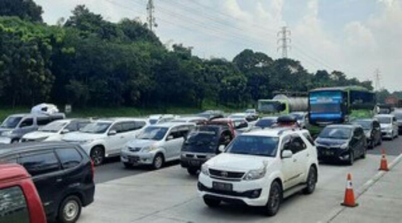 Arus Balik, Tol Japek Macet 18 Kilometer Siang Ini