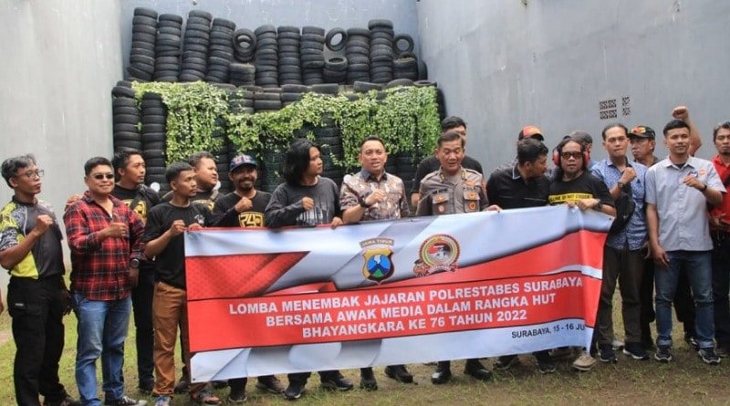 HUT Bhayangkara ke 76, Polrestabes Surabaya Gelar Lomba Menembak Antar Wartawan