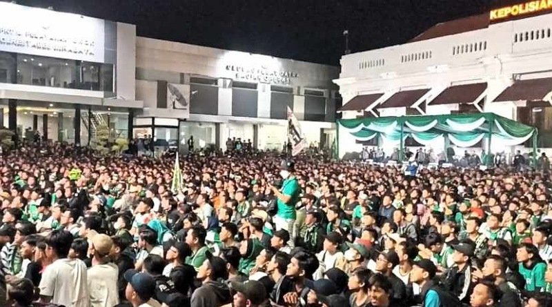 Nobar dan Perayaan HUT ke-95 Persebaya, Bonek Mania Padati Mapolrestabes Surabaya