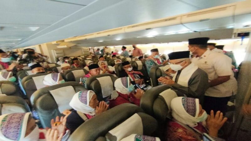 Wapres Melepas Keberangkatan Jemaah Calon Haji Kloter Pertama dari Bandara Juanda Surabaya